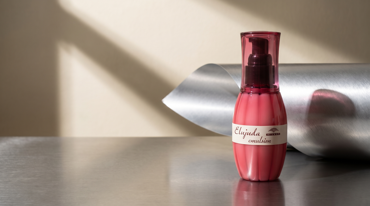 Milbon Elujuda Emulsion dengan cahaya terarah dan refleksi metal
